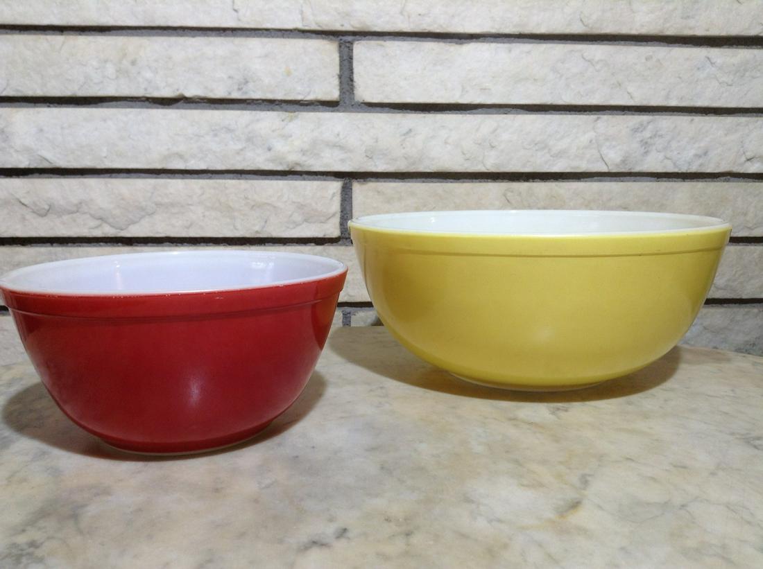Pyrex Primary Colors Bowls No 402 & 404 (1 of 1)