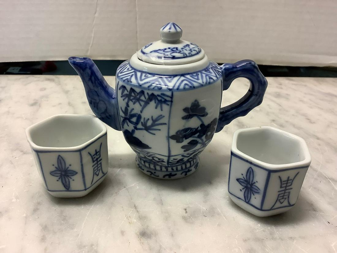 Newark Museum Miniature Teapot and 2 Cups (1 of 1)