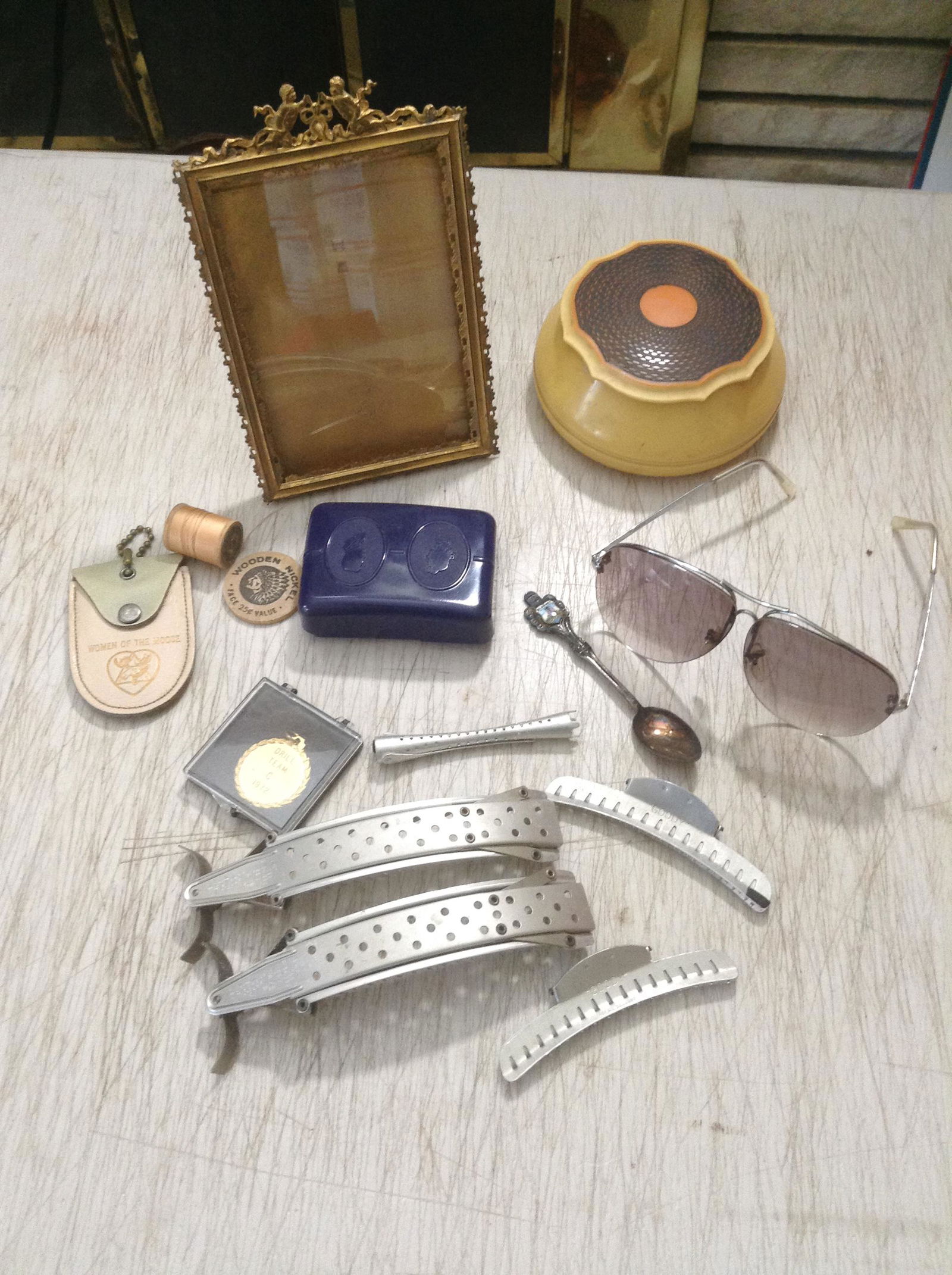 Lot of vintage vanity items, hair pins and more (1 of 1)