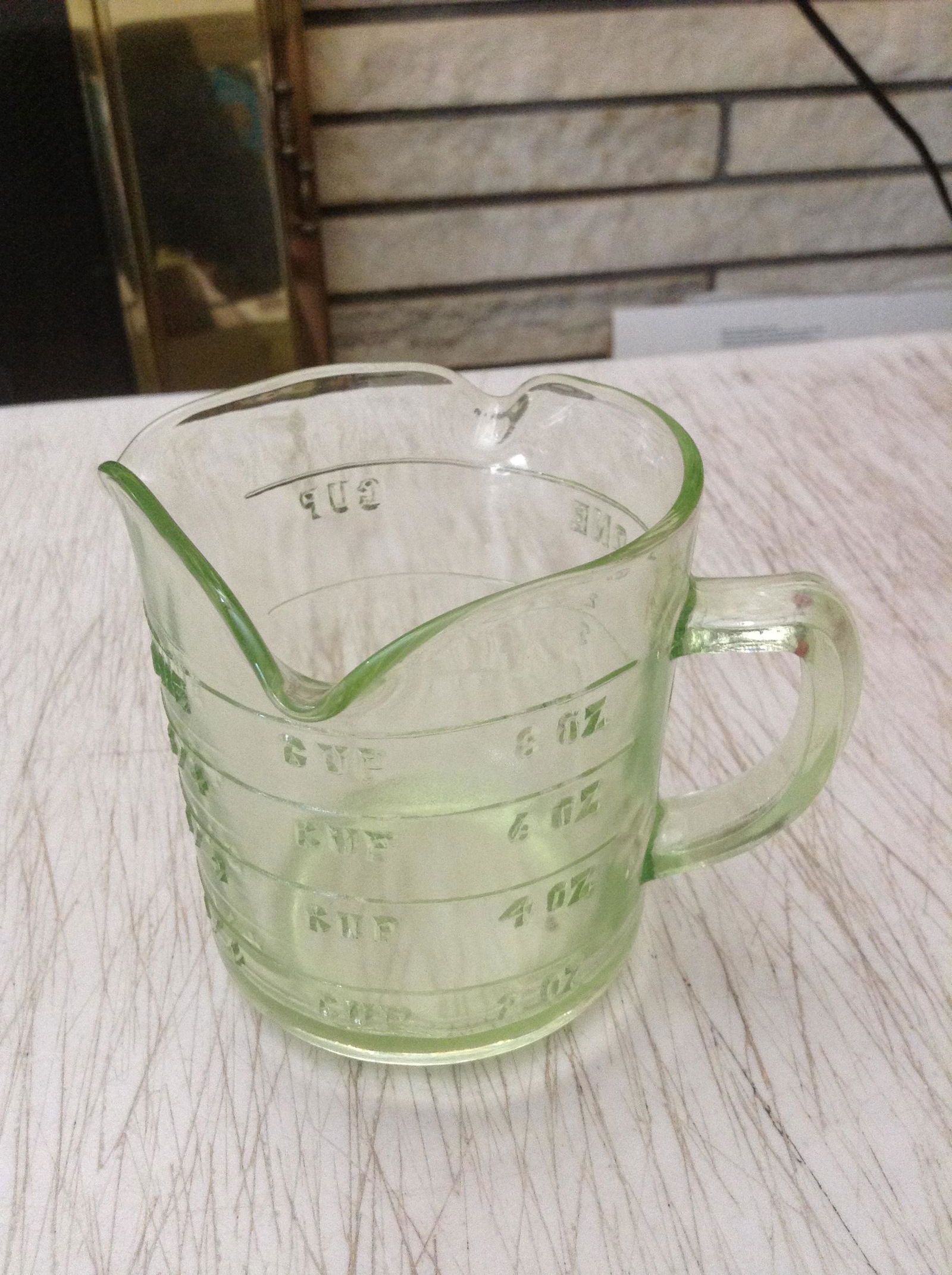 Vaseline Glass measuring cup (1 of 1)