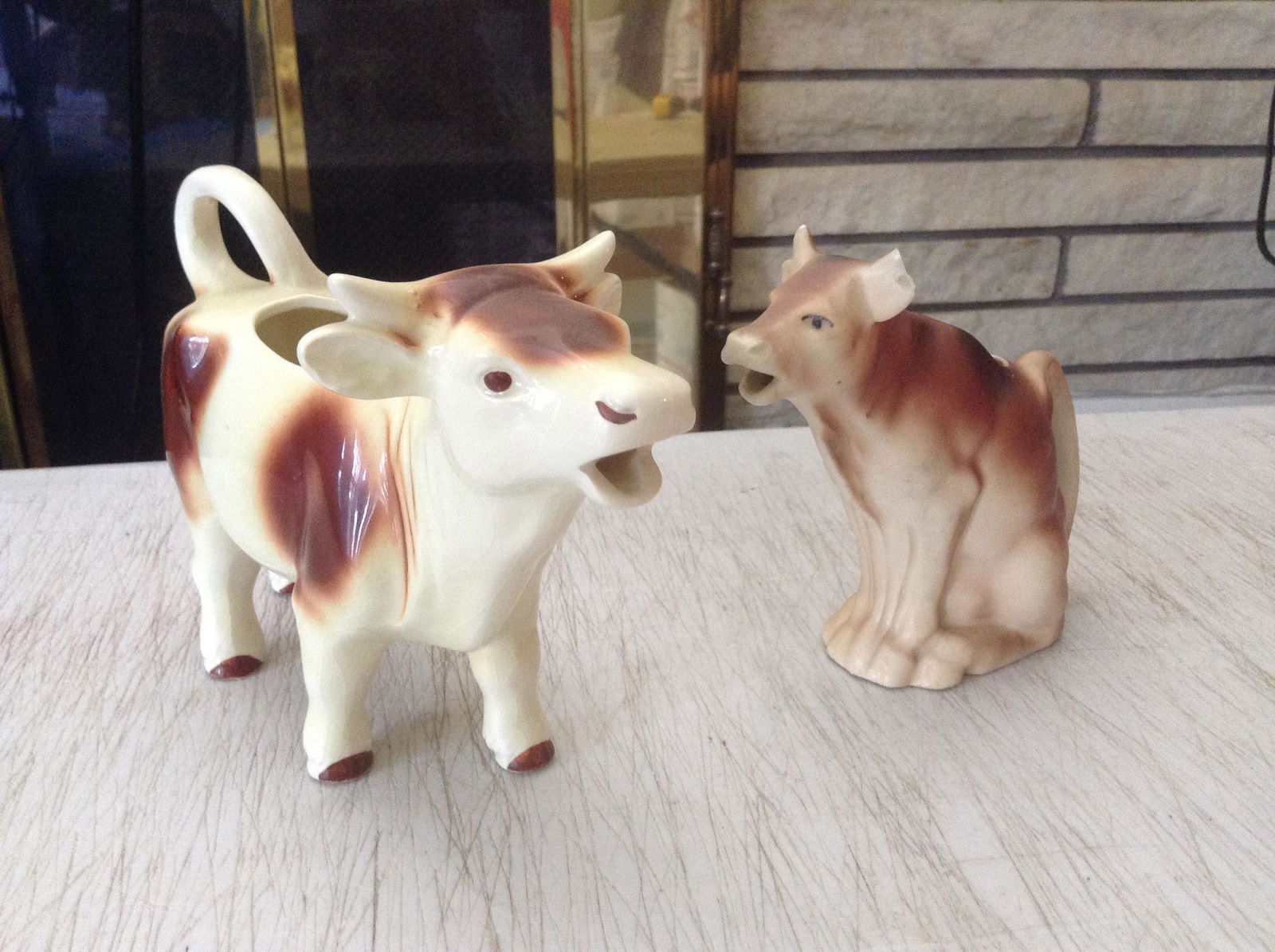 Czzedio and West Germany cow creamers (one ear chipped: Czzedio and West Germany cow creamers (one ear chipped as shown)