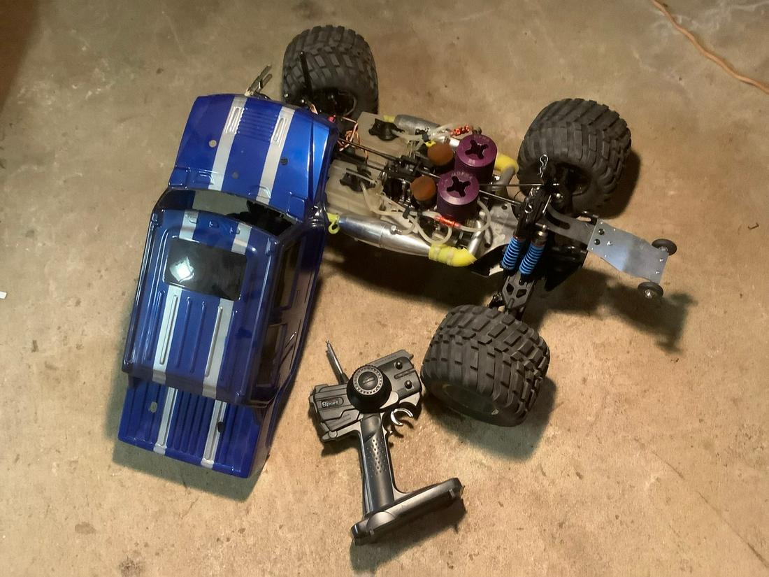 Titan Twin Series No. 03447 Nitro Powered 2 stroke: Titan Twin Series No. 03447 Nitro Powered 2 stroke engine