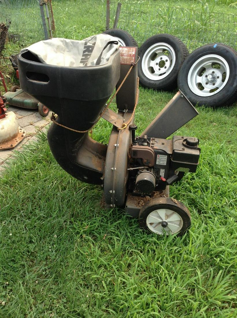 Craftman 4 horse Power Chipper Shredder (1 of 1)