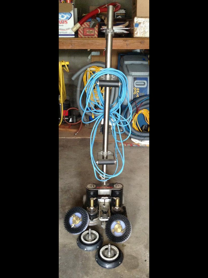 Rotovac Vacuum with Box of Brush Heads (1 of 1)