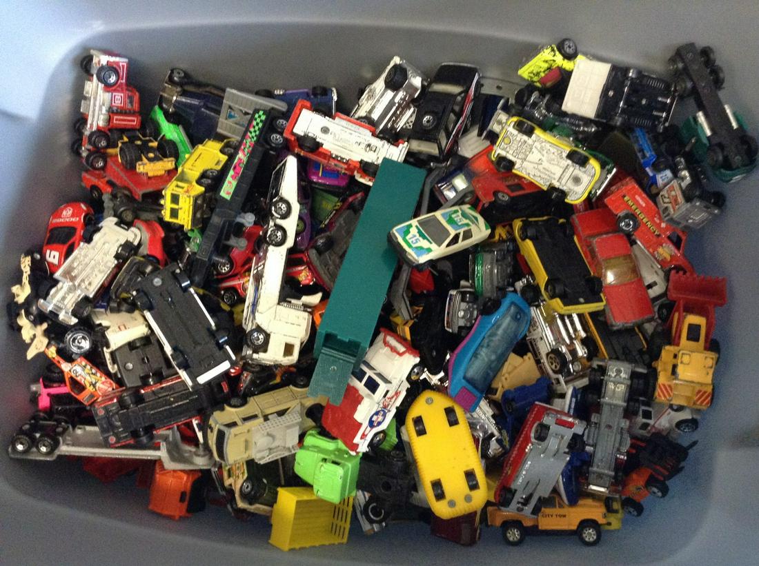 Large lot of Matchbox cars, Hotwheels and more: Large lot of Matchbox cars, Hotwheels and more
