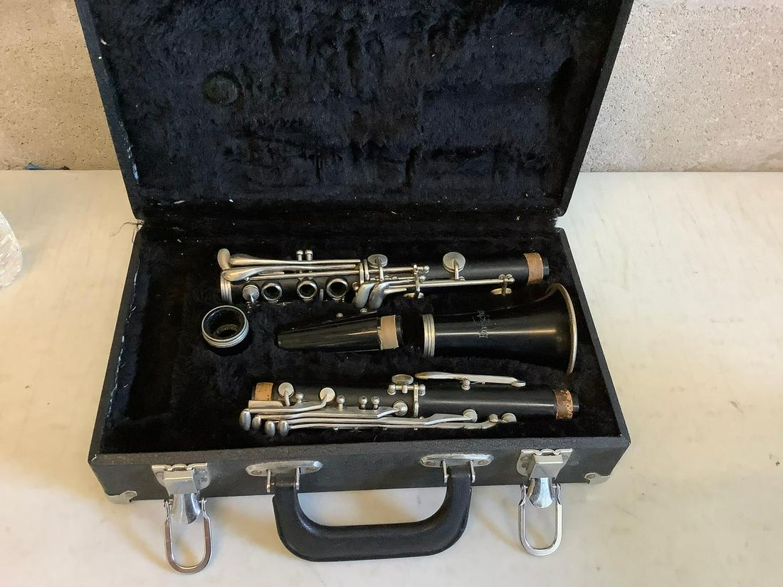 Buescher Clarinet in case (1 of 1)