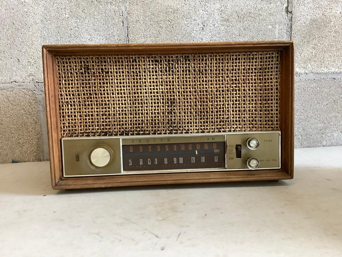 Vintage Zenith Fm/Am radio: Vintage Zenith Fm/Am radio