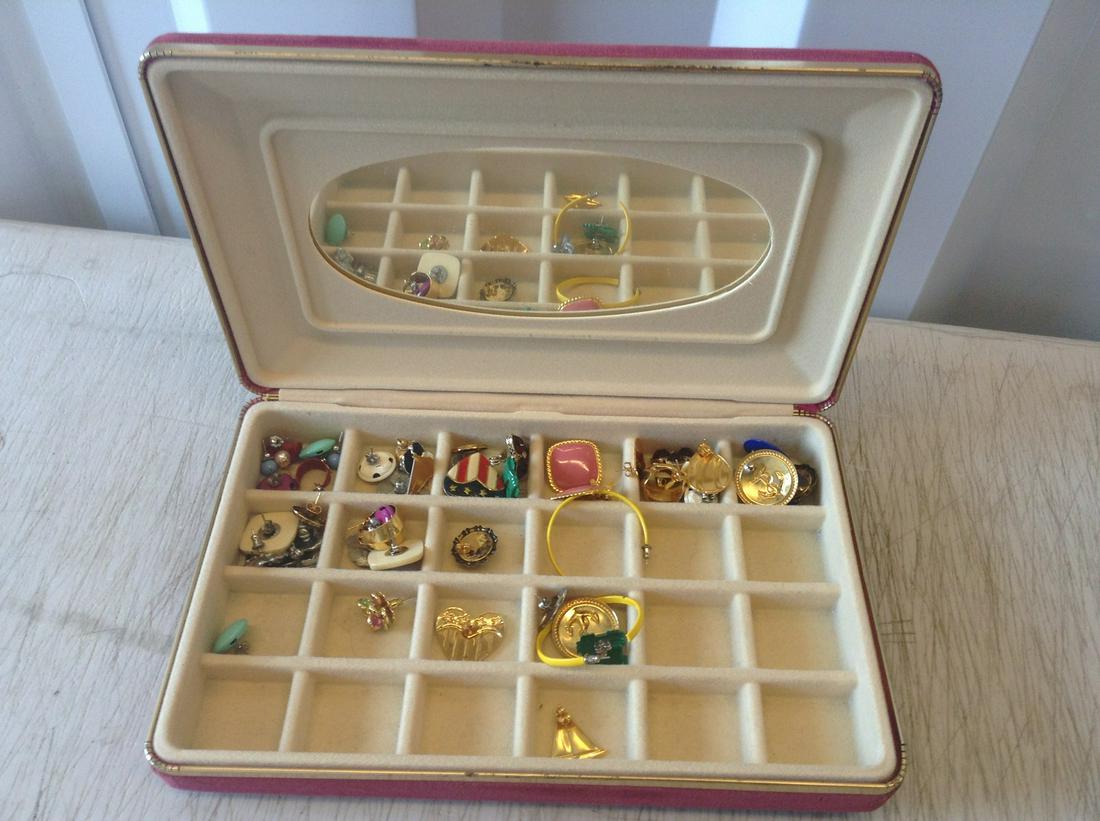 Lot of Earrings in Jewelry Box: Lot of Earrings in Jewelry Box