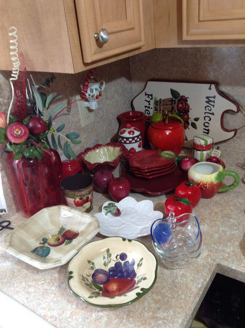 Large lot of Apple Kitchen Items, S&P, wall dÃ©cor and (1 of 1)