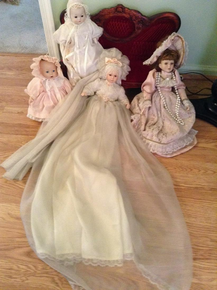 Lot of Vintage Dolls with carved Wood and velvet Doll: Lot of Vintage Dolls with carved Wood and velvet Doll Couch