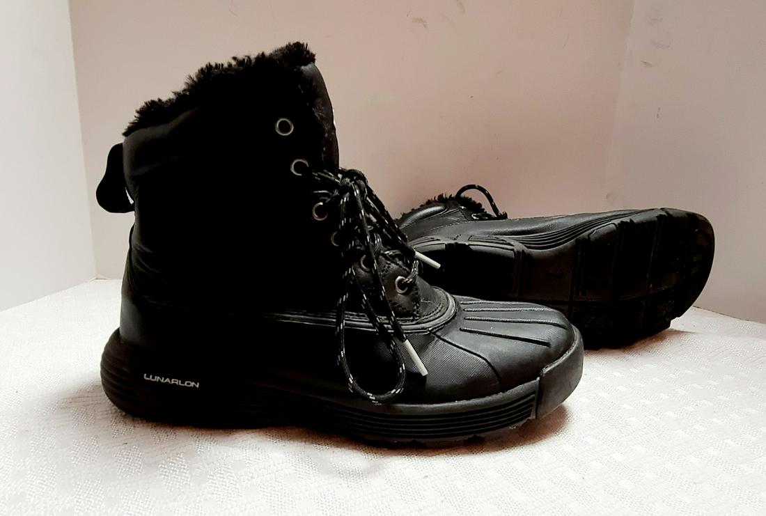 Black Nike Lunarlon Boots 7.5: Black Nike Lunarlon Boots 7.5