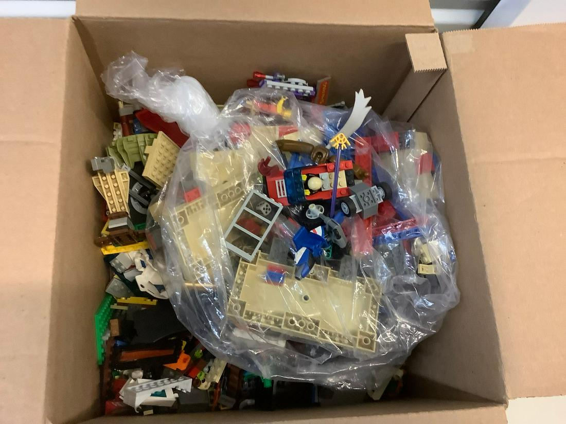 Very Large lot of various legos: Very Large lot of various legos