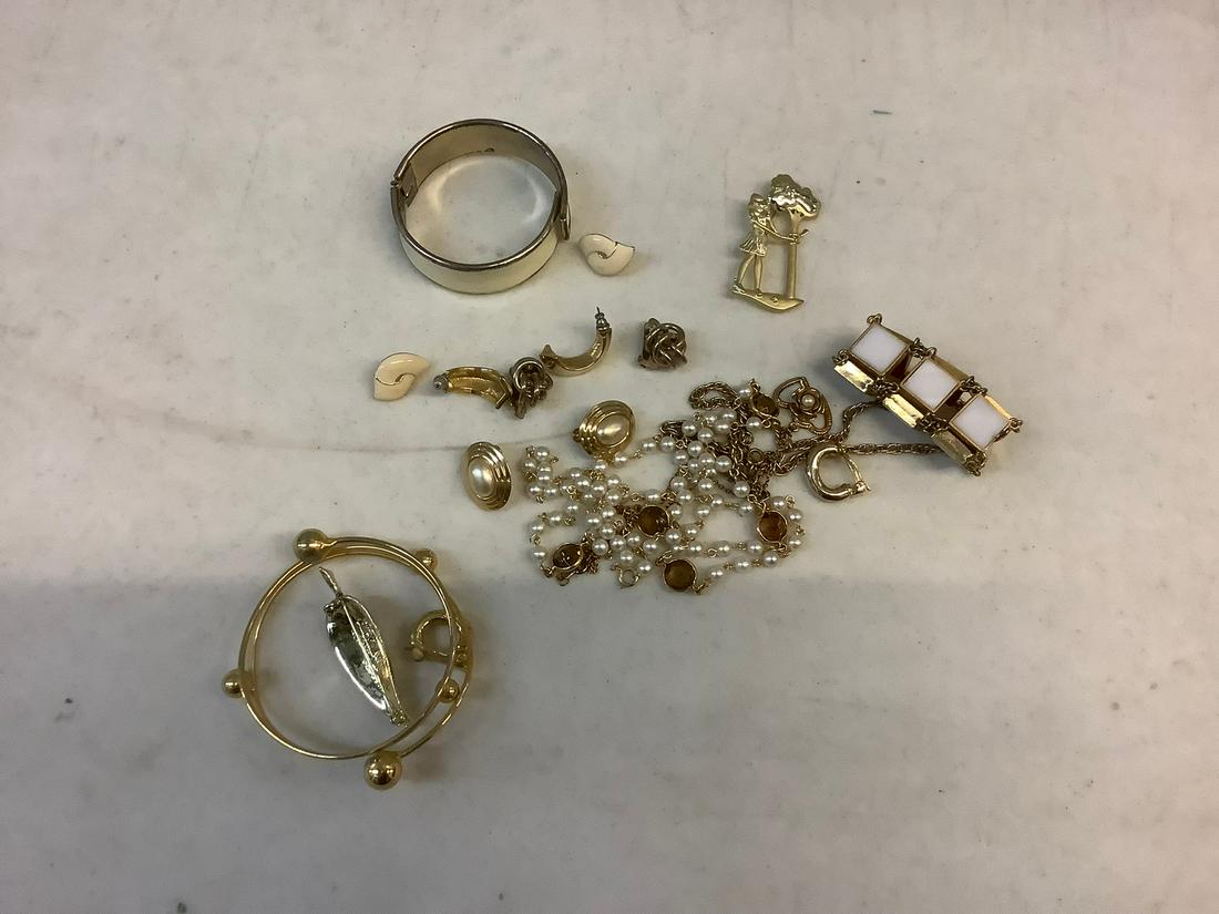 Lot of gold bracelets earrings and more: Lot of gold bracelets earrings and more