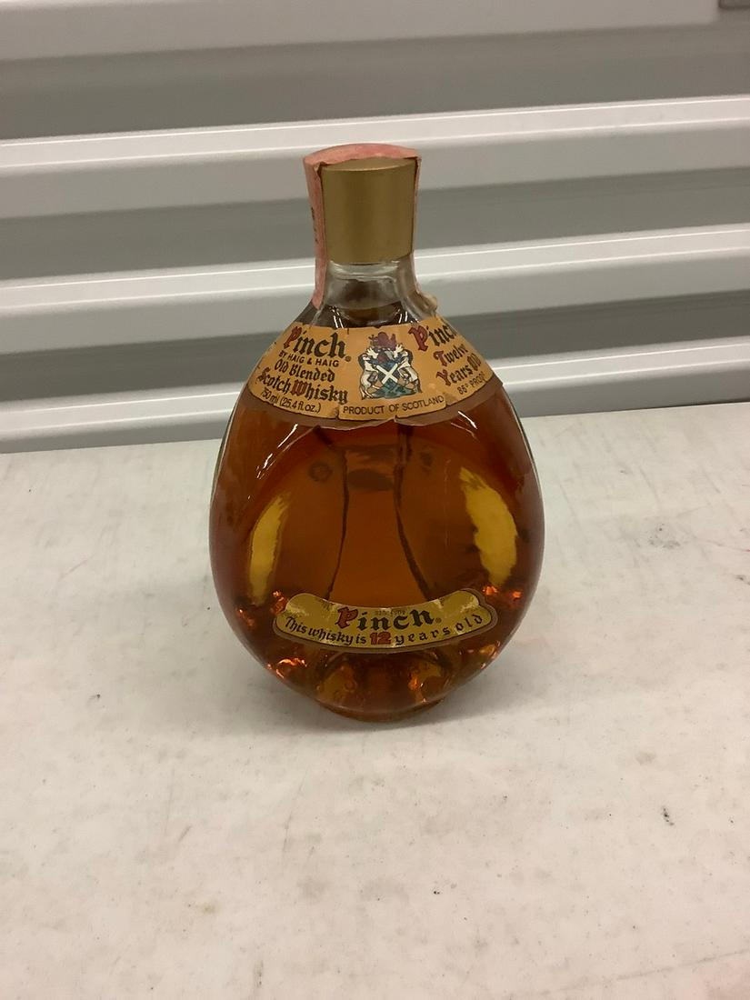 Pinch 12 year old whiskey bottle 750mL (1 of 1)