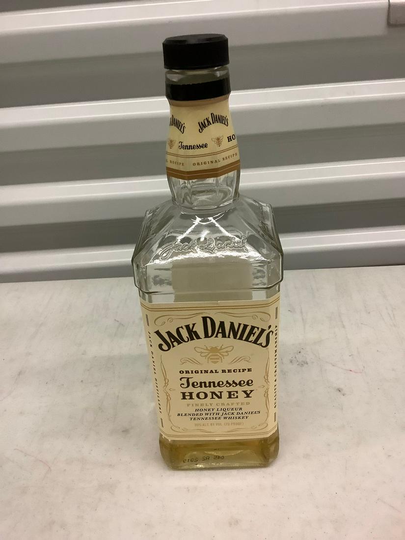 Jack Daniels Tennessee Honey 750mL bottle (1 of 1)