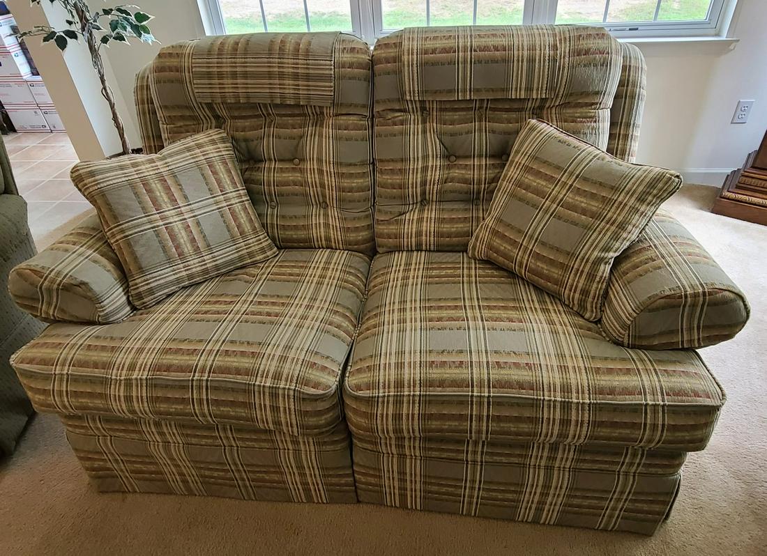 La-Z-Boy reclining loveseat: 61x38x38