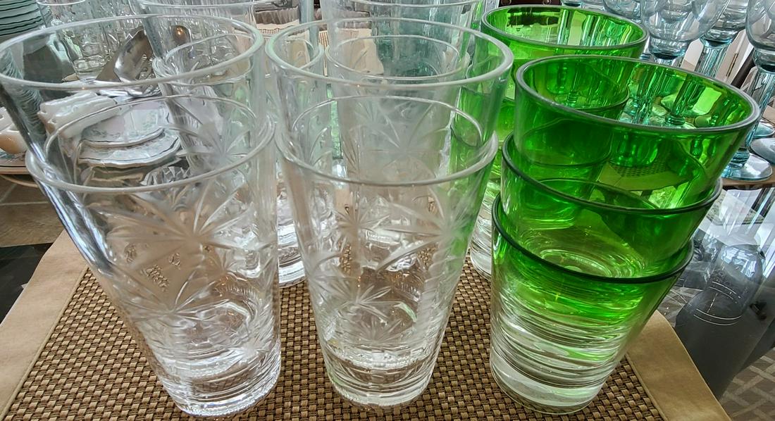 14 plastic tumblers green and palm trees: 14 plastic tumblers green and palm trees