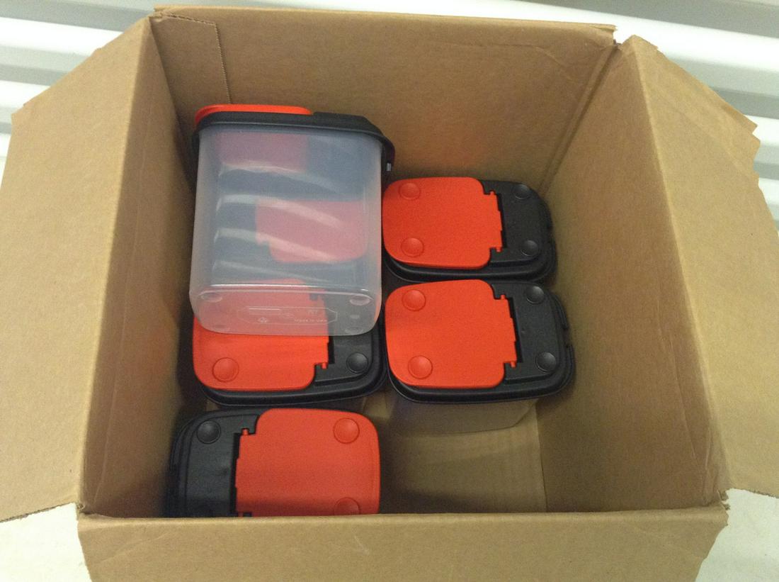 Lot of 6 plastic containers (1 of 1)