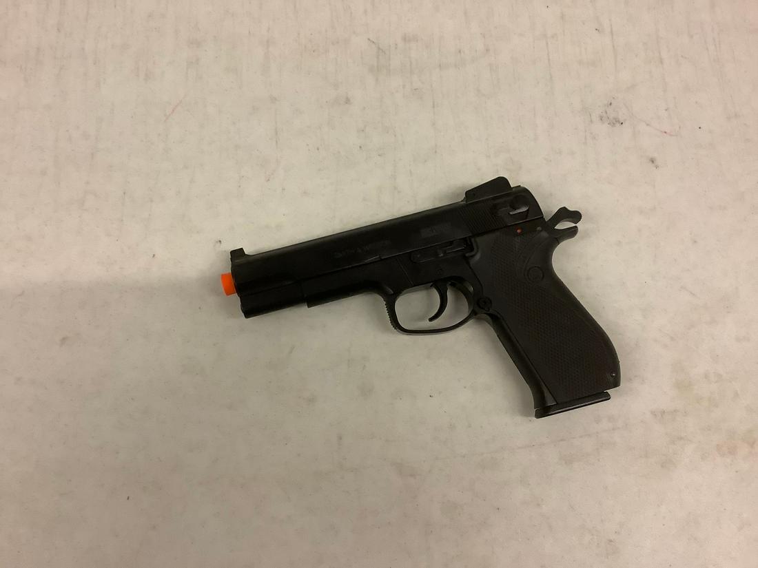 Smith & Wesson Air Soft Gun: Smith & Wesson Air Soft Gun