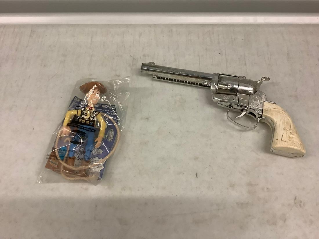 Mattel shootin shell cap gun: Mattel shootin shell cap gun.