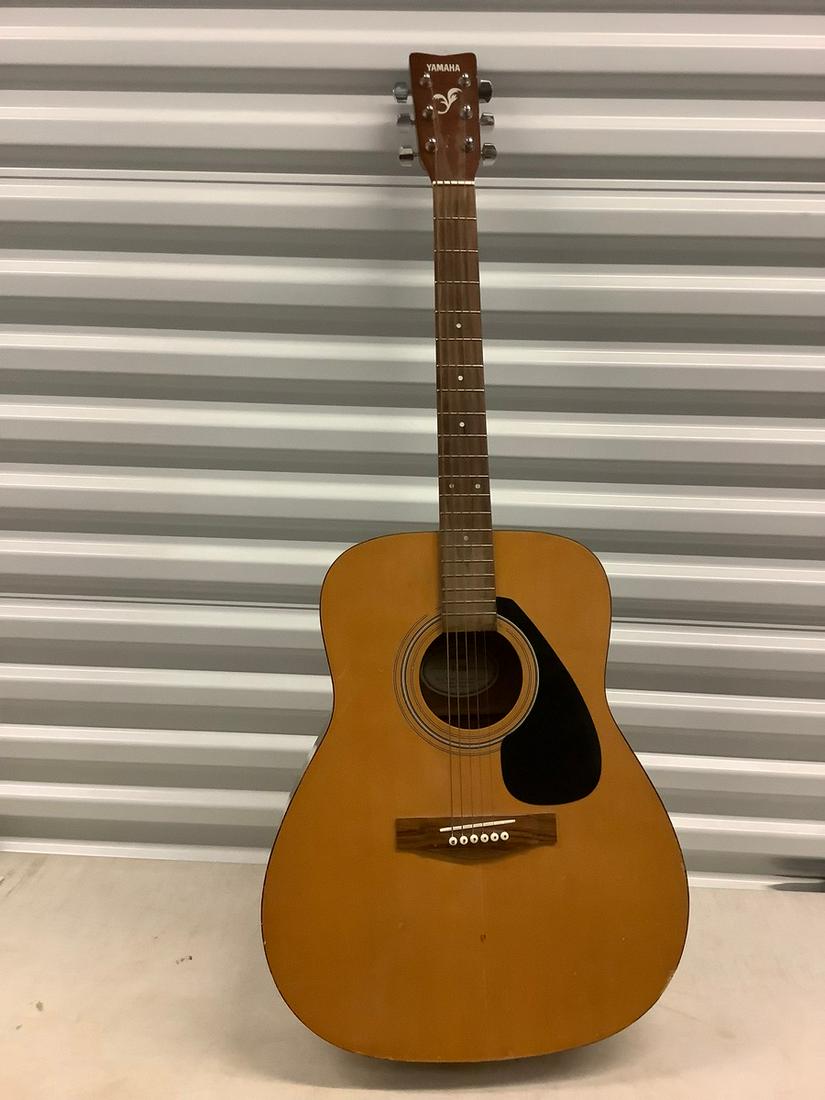 Yamaha F-310 acoustic guitar, missing string (1 of 1)