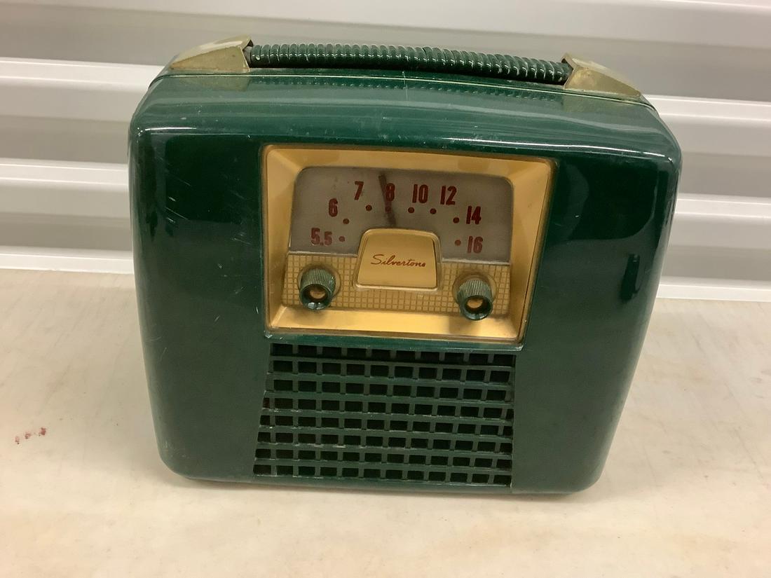 Vintage silvertone radio (1 of 1)