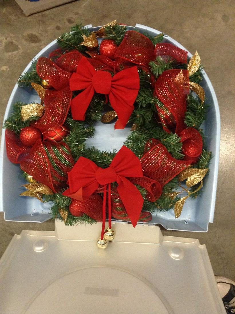 24" Christmas Wreath in Box: 24" Christmas Wreath in Box