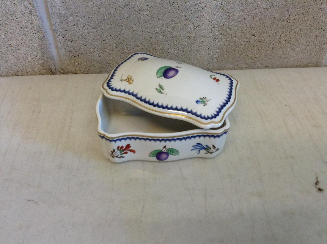 Vintage "Ginori Italy" Signed Porcelain Box: Vintage "Ginori Italy" Signed Porcelain Box