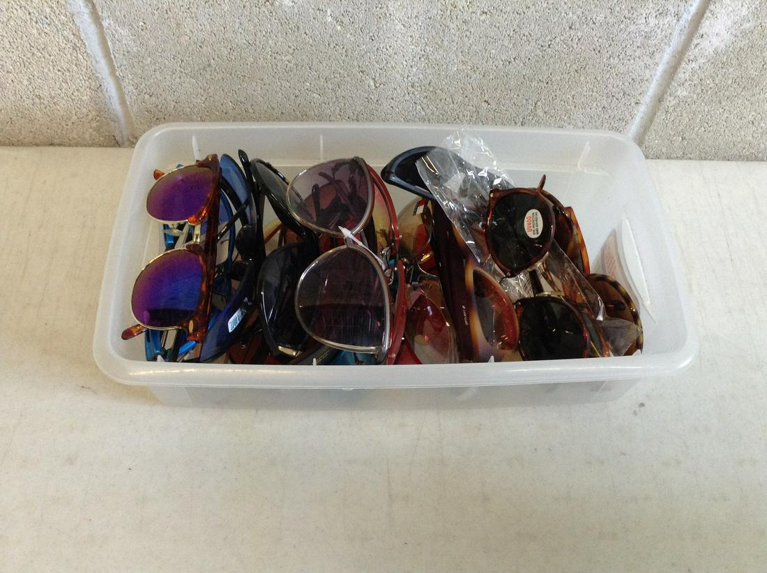 Large Amount of Various Sunglasses: Large Amount of Various Sunglasses