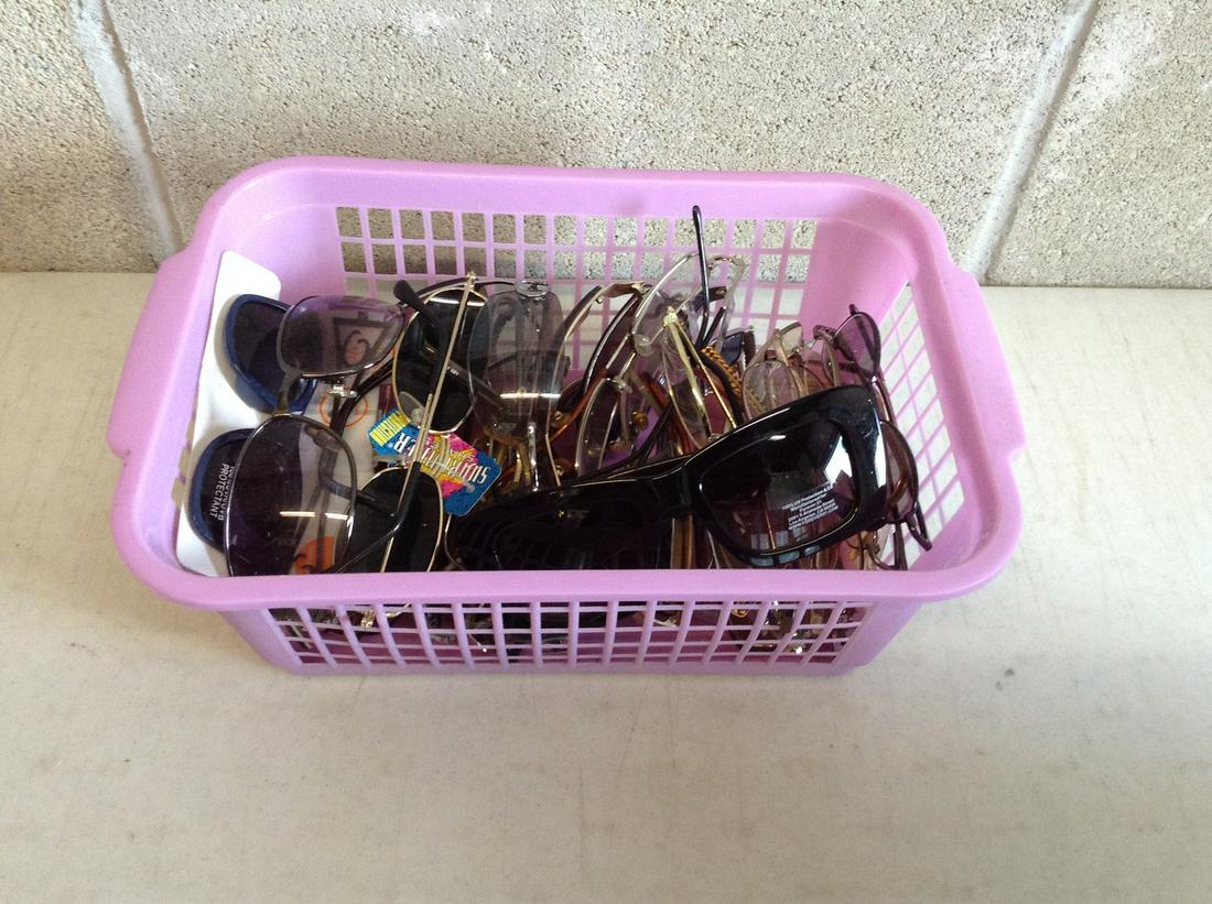 Large Amount of Sunglasses and Glasses: Large Amount of Sunglasses and Glasses