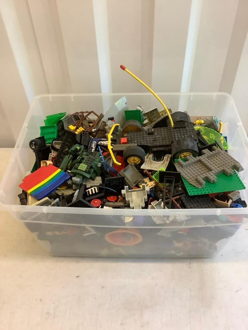 18g tub of legos and more: 18g tub of legos and more