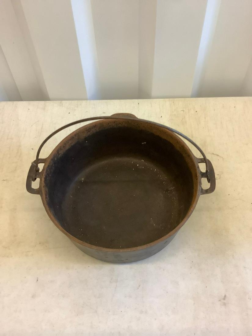 Wagnerware cast iron dutch oven 10 inch across: Wagnerware cast iron dutch oven 10 inch across