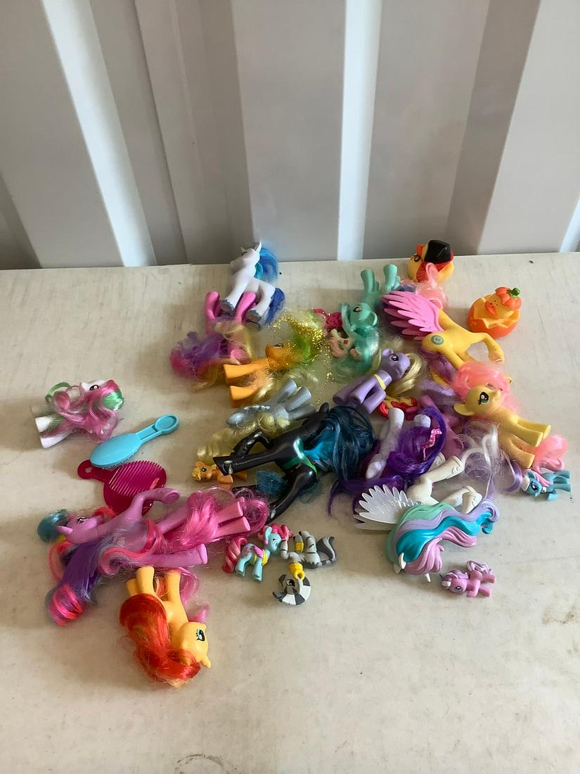 Large lot of my little pony toys: Large lot of my little pony toys