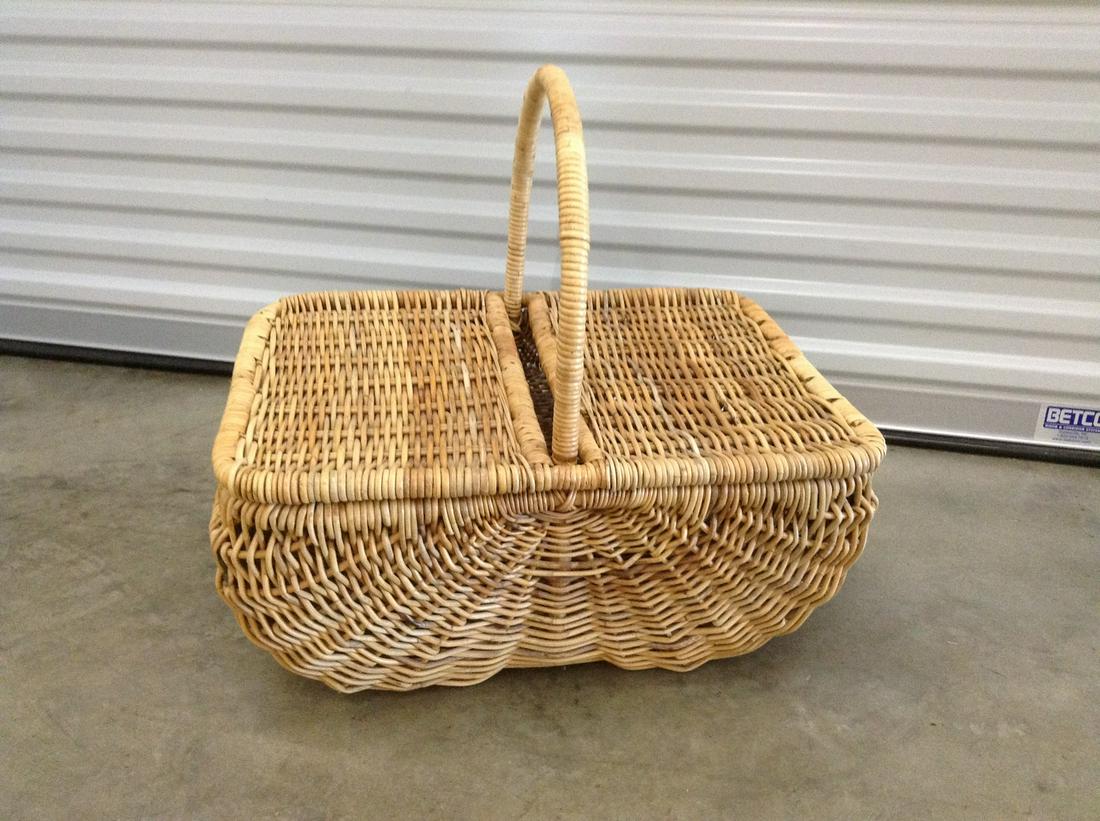 Large picnic Basket 24"x17"x23": Large picnic Basket 24"x17"x23"
