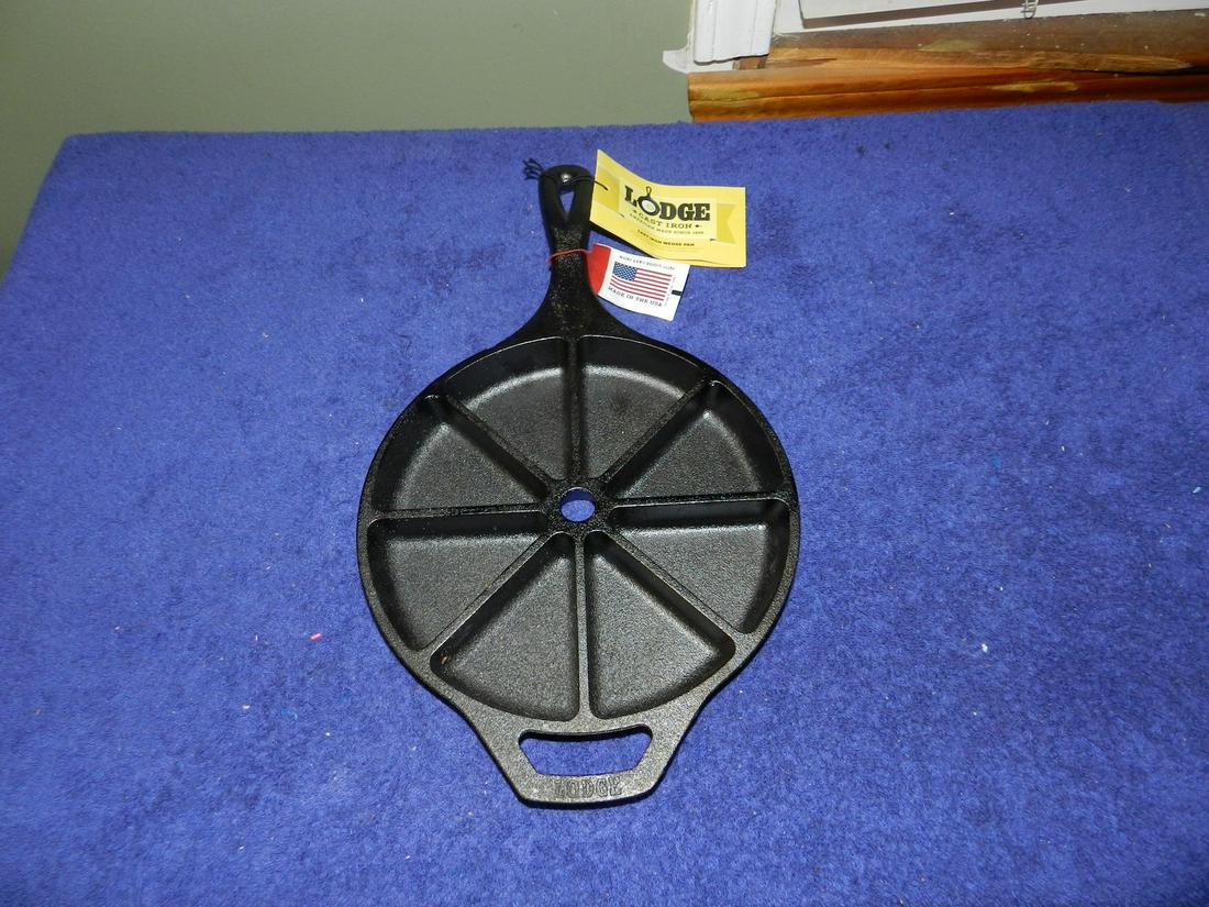 8" Lodge 8CB Cast Iron Cornbread Wedge Pan Brand New (1 of 1)