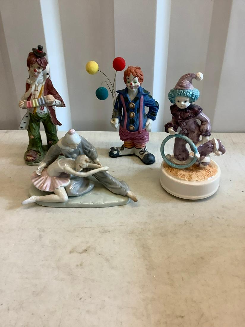 Lot of clown statues and music boxes: Lot of clown statues and music boxes