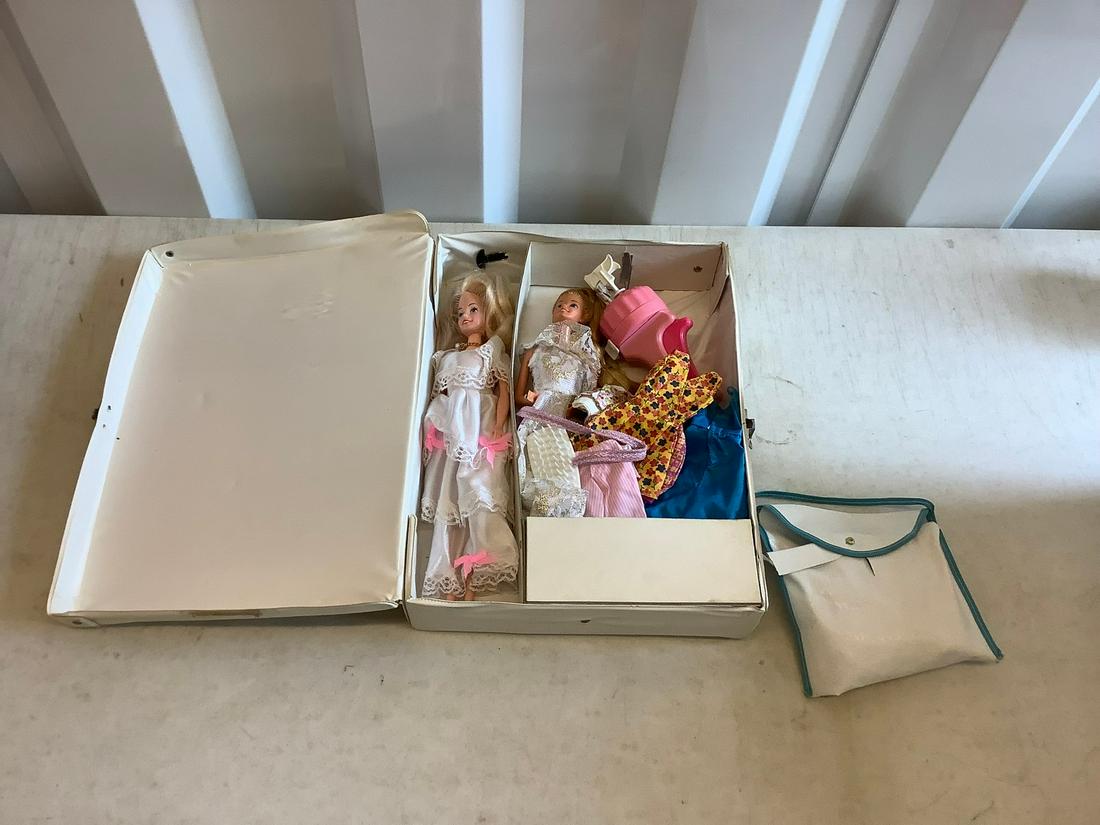 Vintage fashion doll case with dolls and accessories (1 of 1)
