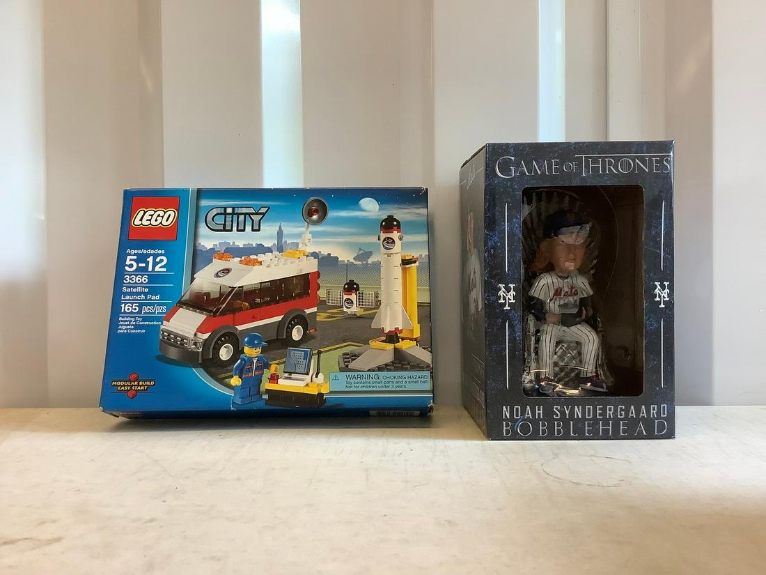 Game of thrones Mets bobblehead and lego city: Game of thrones Mets bobblehead and lego city