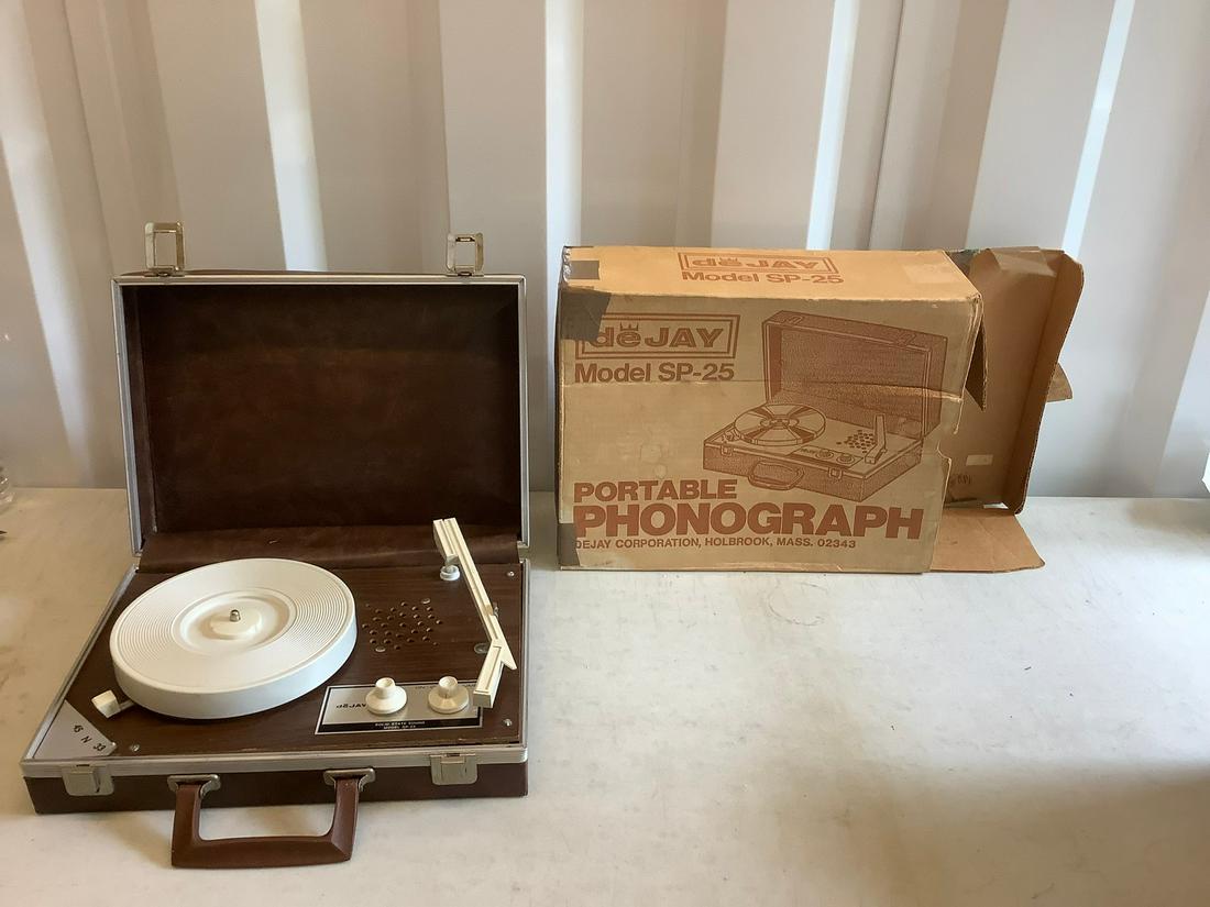 dejay model SP-25 portable phonograph (1 of 1)