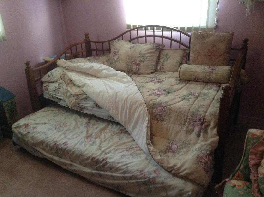 Twin Wood Frame Daybed Trundle with mattresses and: Twin Wood Frame Daybed Trundle with mattresses and Bedding