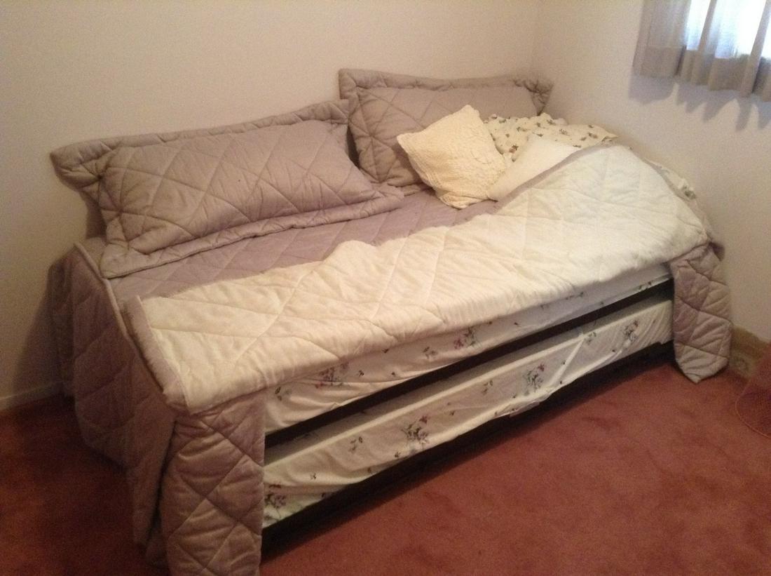 Twin Trundle Bed with Bedding (1 of 1)