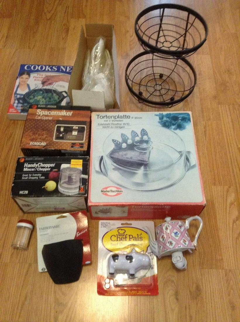 Lot of Vintage Kitchen Appliances and more: Lot of Vintage Kitchen Appliances and more