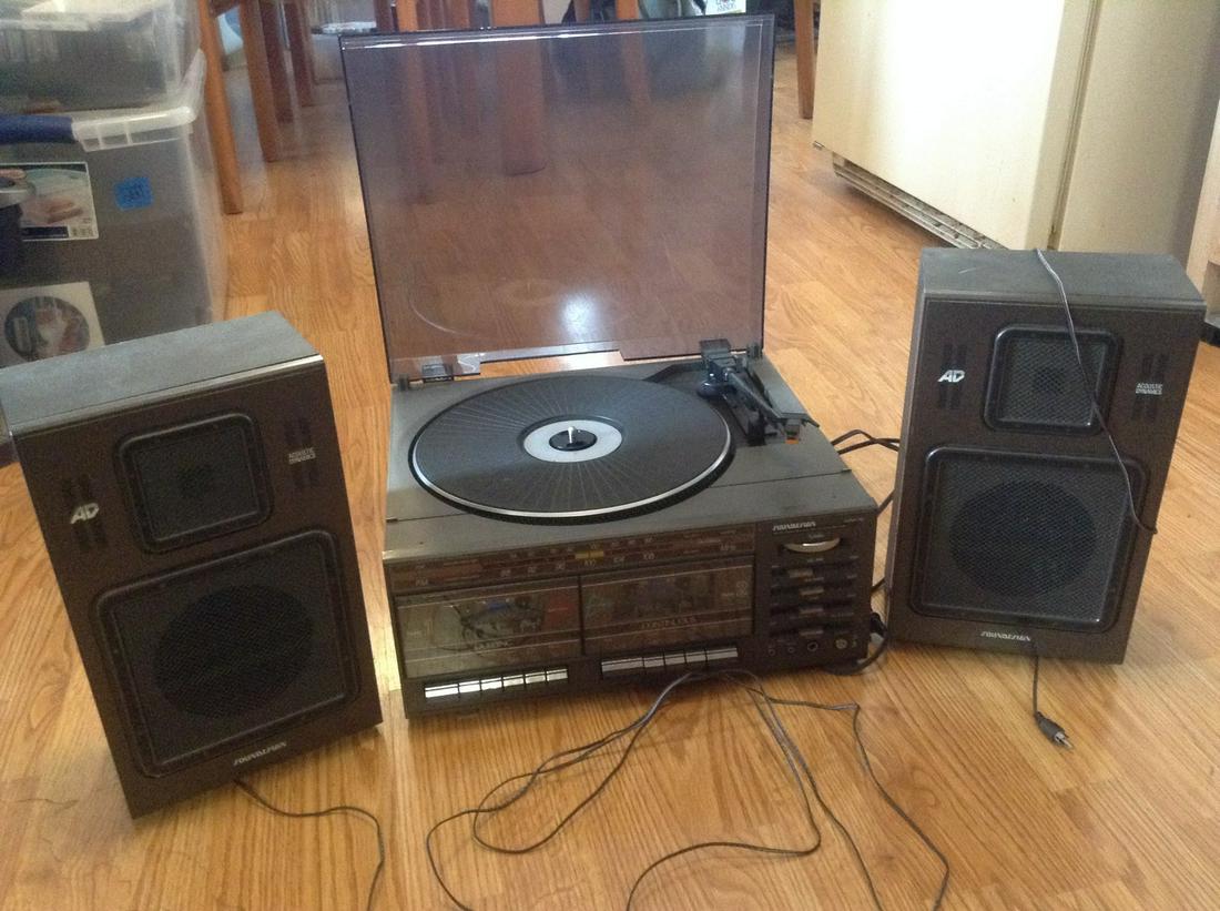 Soundesign Turntable with Receiver/ Twin Cassette (1 of 1)