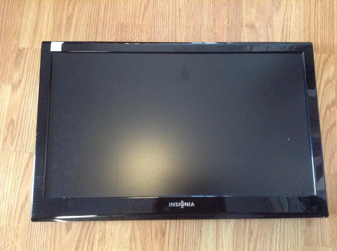 Insignia  LED HDTV 24" (1 of 1)