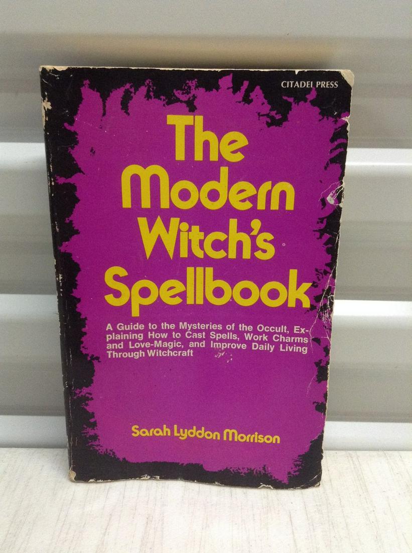 1971 The Modern Witch's Spellbook: 1971 The Modern Witch's Spellbook