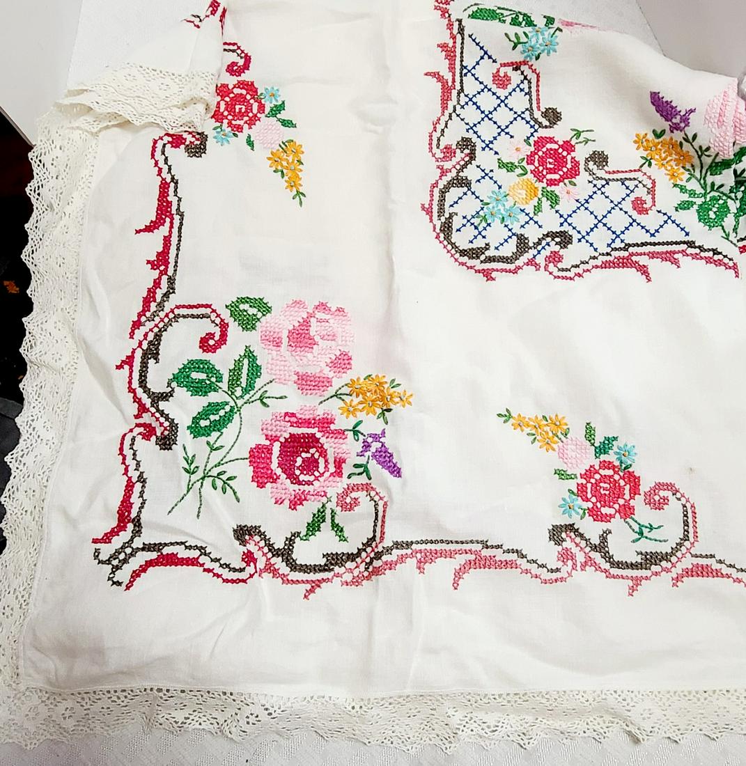 Vintage Embroidered Tablecloth Excellent Cond: Vintage Embroidered Tablecloth Excellent Cond