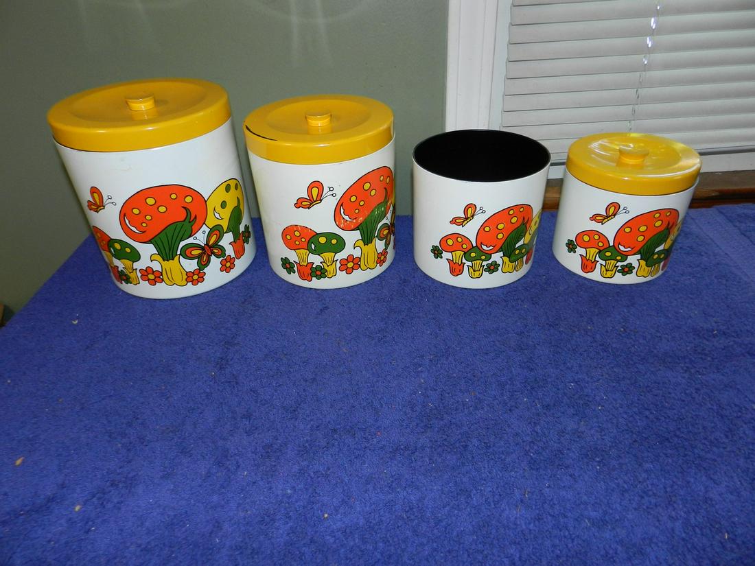 Set of 4 Vintage Nesting Canisters Decoware? (1 of 1)