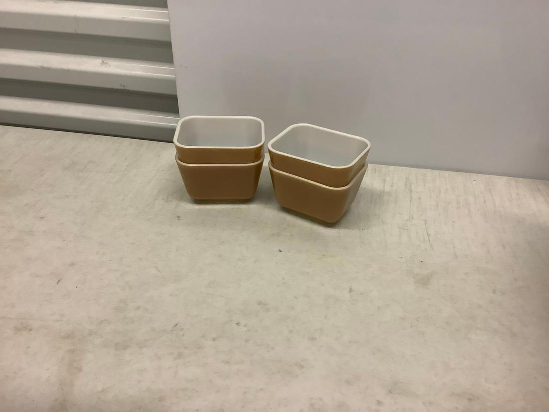 Set of 4 "Pyrex Refrig. Jars (No Lids): Set of 4 "Pyrex Refrig. Jars (No Lids)