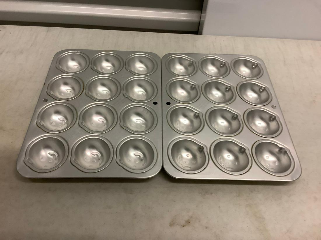 Pair of halloween baking trays: Pair of halloween baking trays