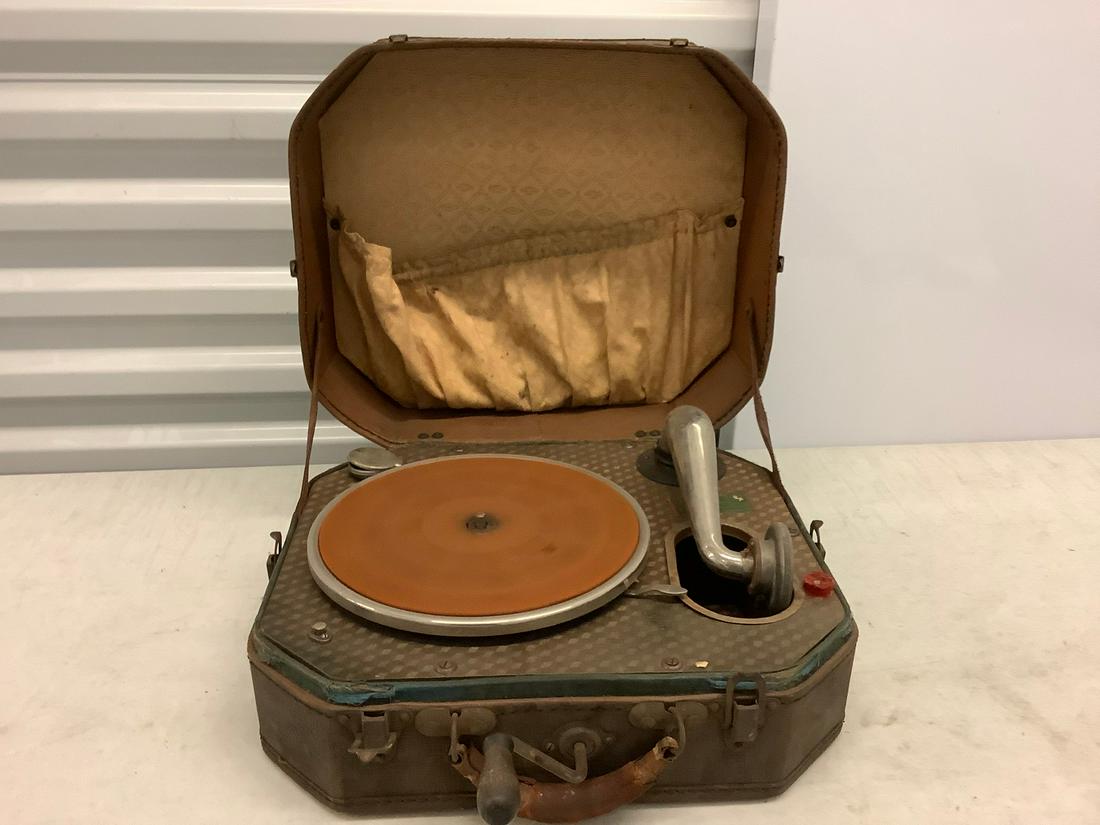 Vintage Princess Portable phonograph working: Vintage Princess Portable phonograph working